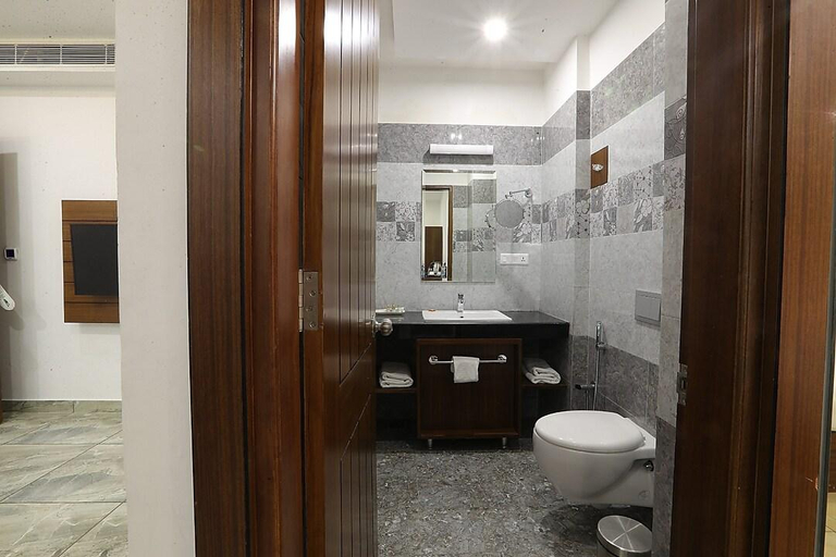 Bathroom, THE GRAND HOTEL, Shahid Bhagat Singh Nagar
