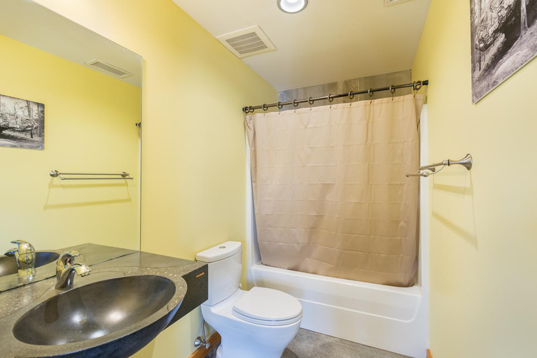 Bathroom 5, The Crash Pad: An Uncommon Hostel, Hamilton