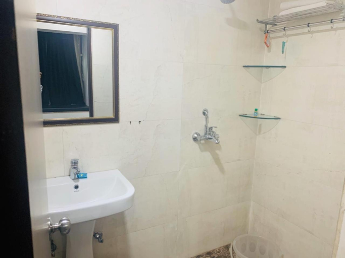 Bathroom 5, Red inn, Gurgaon