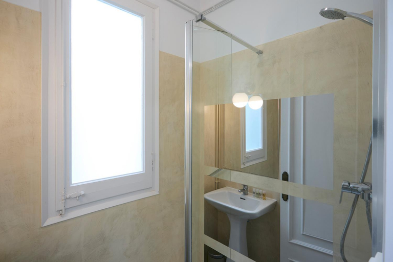 Bathroom 3, 63PAR1016- Sunny apartment in Paralel, Barcelona