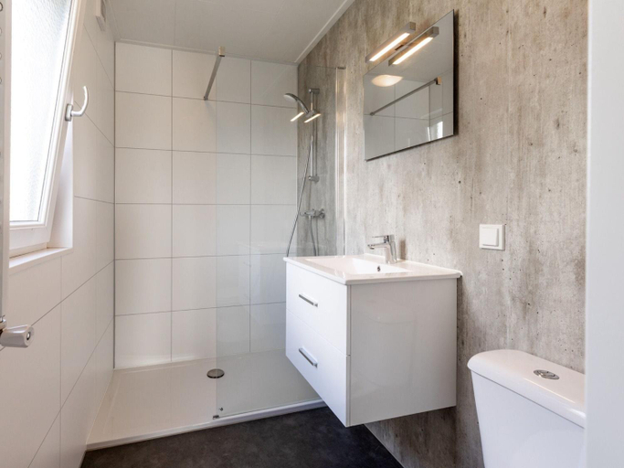 Bathroom 2, Chalet with Pond View in Gelderland, Angerlo