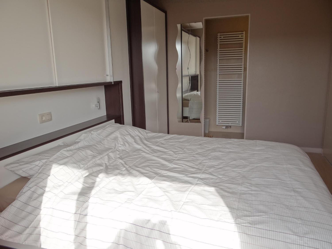 Bedroom 2, Apartment in Nieuwpoort by the Beach, West-Vlaanderen