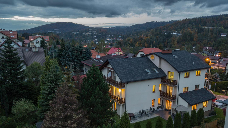 Exterior & Views