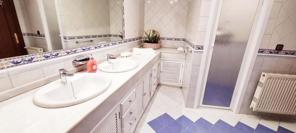 Shower, Vivienda con fines turisticos "Casa Paquita", Jaén