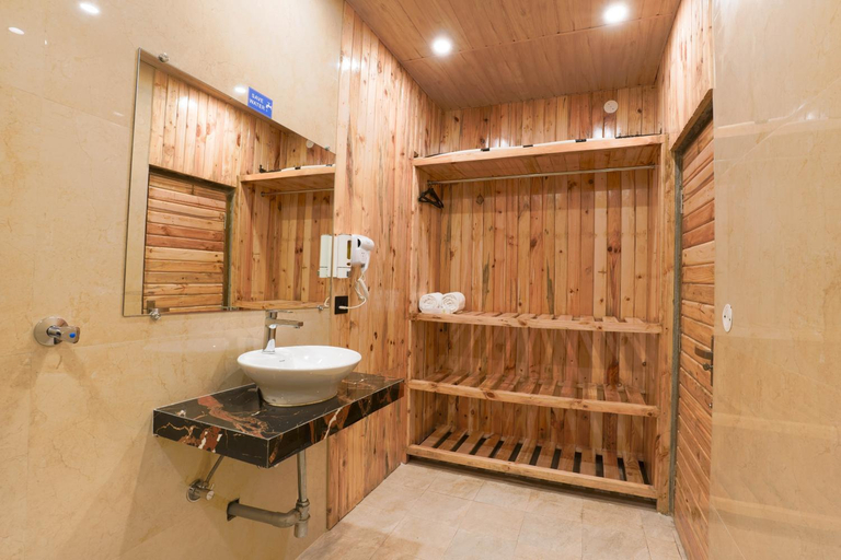 Bathroom, Hamilton palace , Garhwal