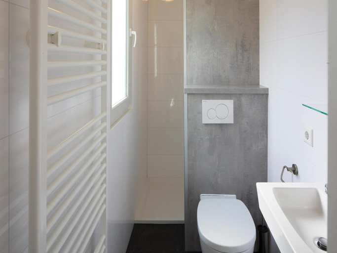 Bathroom, Cozy Chalet w Terrace, Noord-Beveland