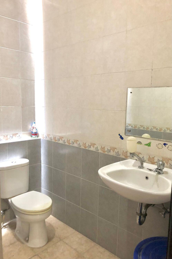 Bathroom 2, Serafinna Guest House, Surabaya