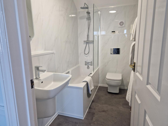 Bathroom 4, Dunkerleys Hotel, Kent
