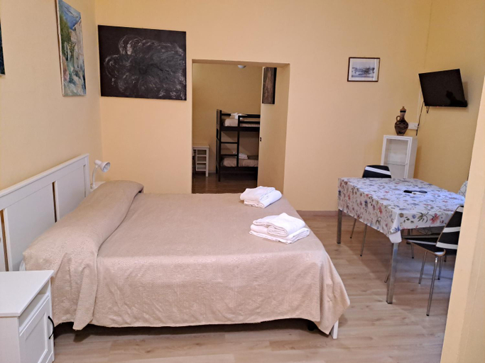 Others 4, Giappone Inn Flat, Livorno