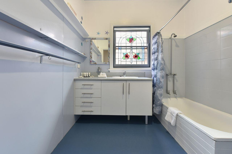 Bathroom, Wangi Waterfront Hideaway, Lake Macquarie - West