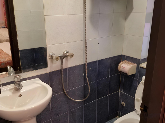 Bathroom 3, Ming Court Hotel, Hong Kong Island
