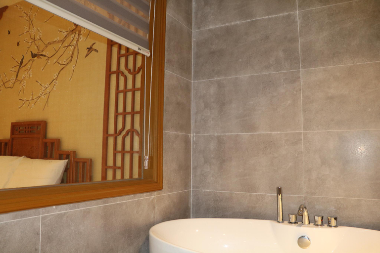 Bathroom, Royal Hotel City Centre, Móng Cái