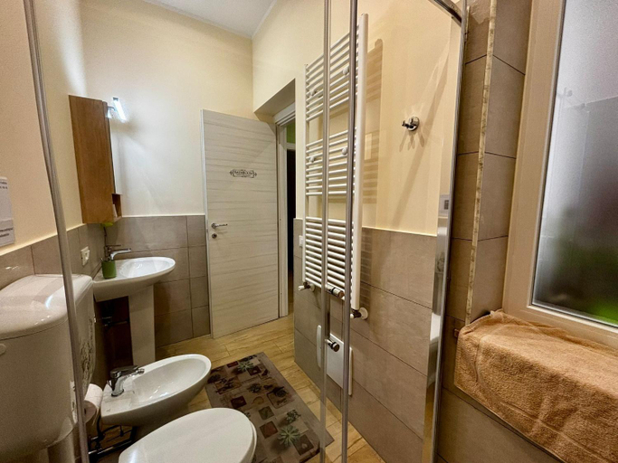 Bathroom 3, D'Aragona Guest House, Palermo