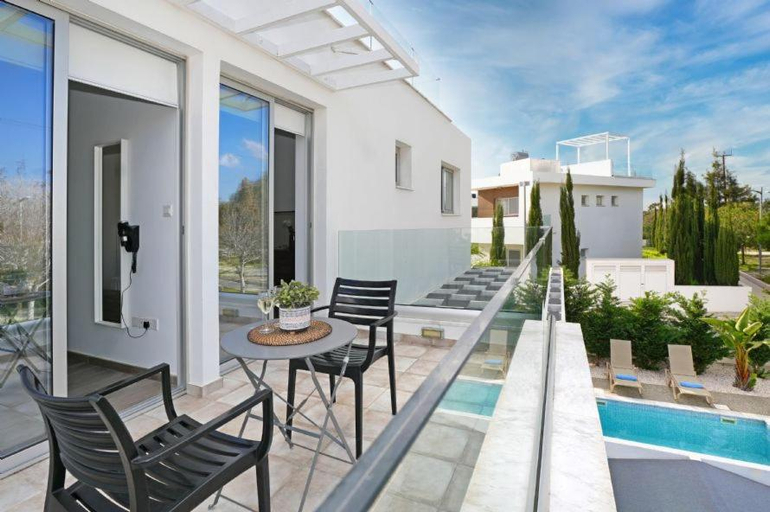 Others 2, Villa Catalina