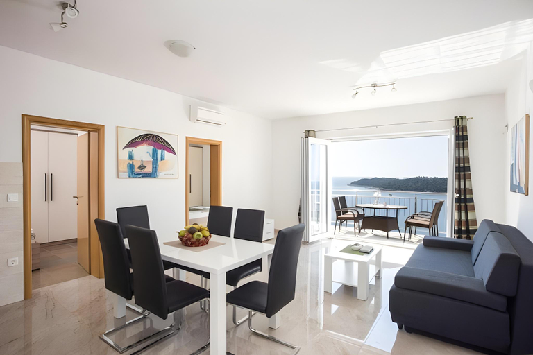 2, Apartments Villa Ari - Deluxe Three Bedroom Apartment with Balcony and Sea View Second Floor, Dubrovnik