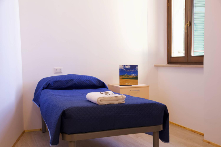 Bedroom 2, OH! Outdoor Hostel, Macerata