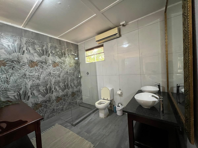 Bathroom 3, Biweda Nguni Lodge, Umkhanyakude