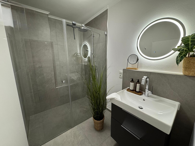 Bathroom 3, MEL&BENS Modern Oak-Apartments fur bis zu 12 Personen, Bremen