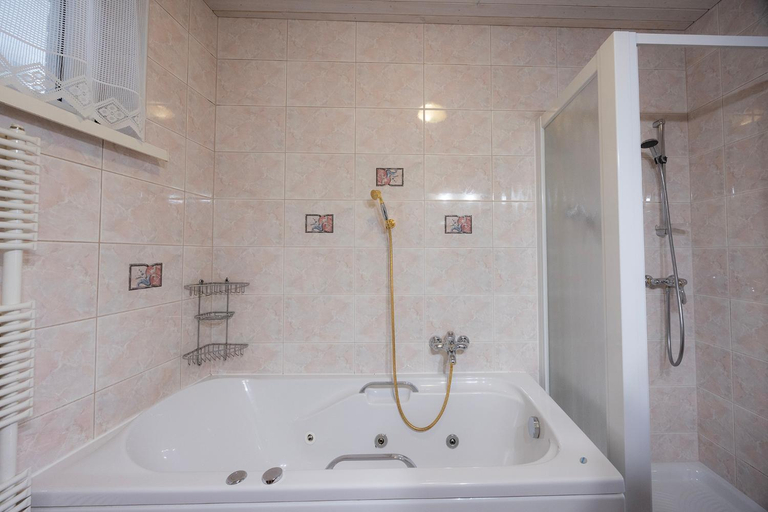 Bathroom 2, Papas Apartment, Radovljica