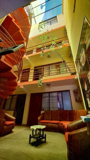 Others 5, Hostal La Realeza, Tomás Frías