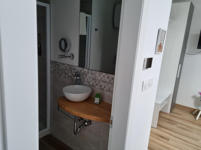 Bathroom 3, Shamare Resort ****, Hrpelje-Kozina