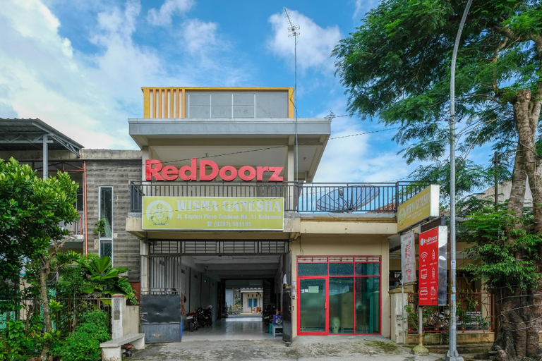 Exterior & Views 2, RedDoorz Syariah near Alun Alun Kebumen, Kebumen