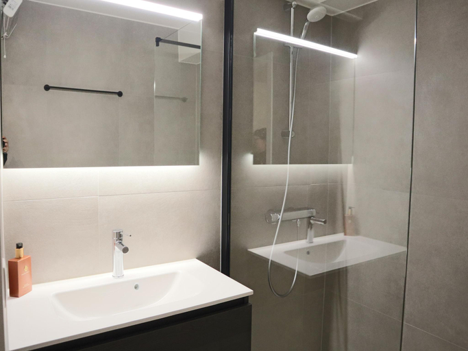 Bathroom, Apartment in Nieuwpoort by Sandy Beaches, West-Vlaanderen