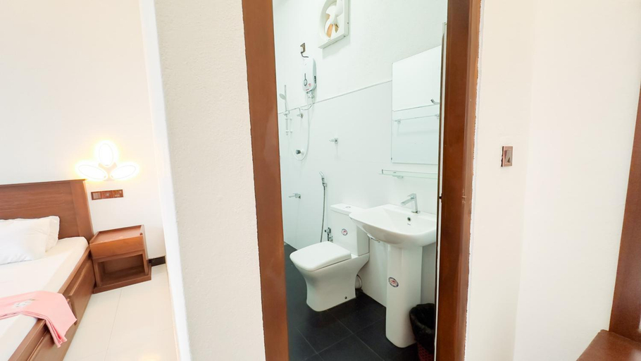 Bathroom 4, The Amora, Pothuvil