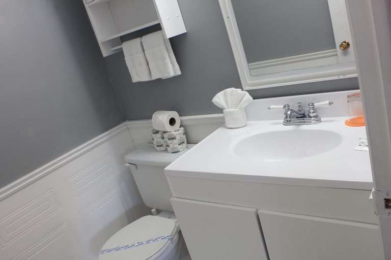 Bathroom 3, Motel des Pays d'En Haut, Les Laurentides