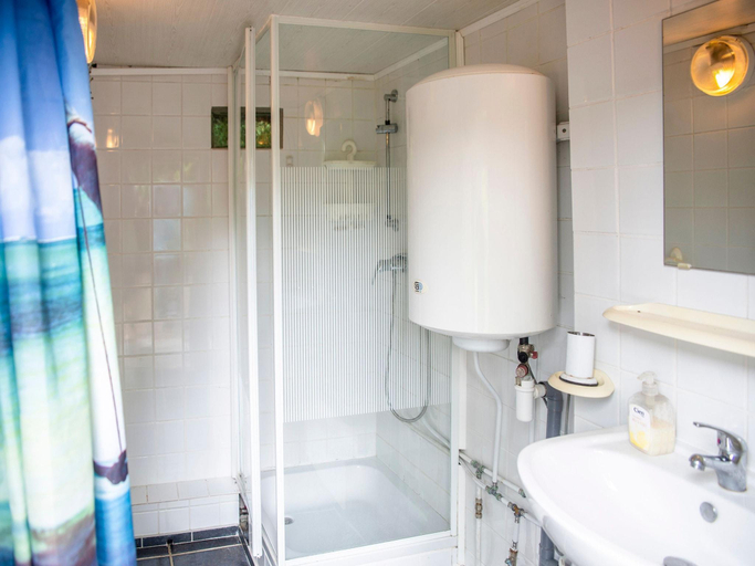 Bathroom 2, Idyllic Lakeside Cottage, Namur