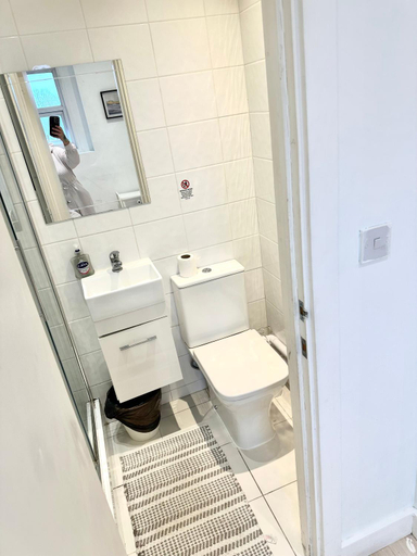 Bathroom 2, Quiet cosy rooms, London