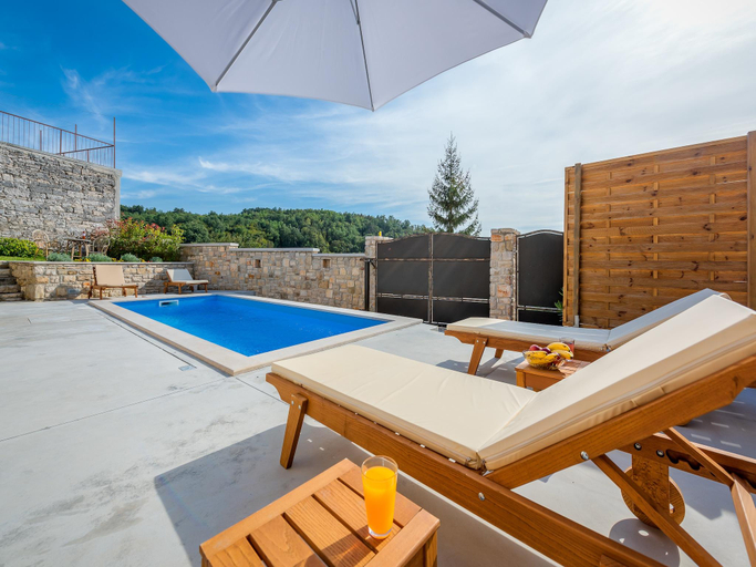 Sport & Beauty 2, Holiday Home Pazin with Scenic Pool, Pazin