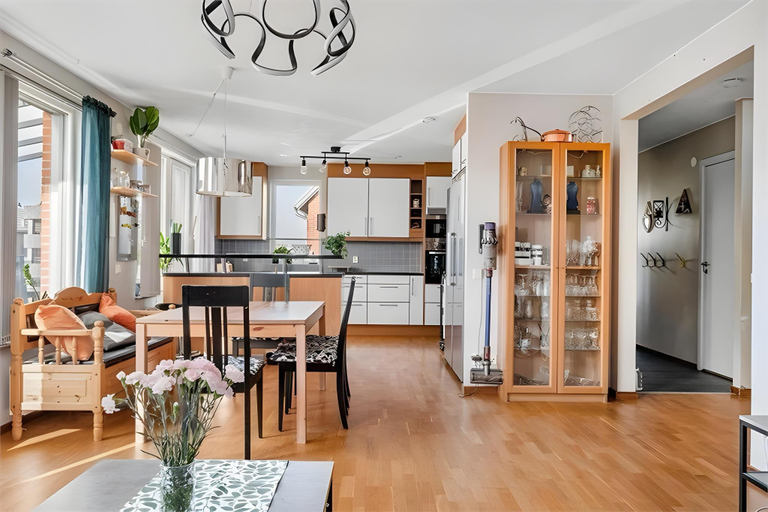 Others 4, 5-Bed-Rooms House with Jacuzzi, Free Parking, and 2 Toilets-Bath in Malm, Malmö