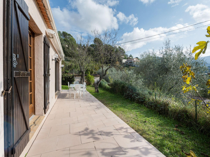 Others 5, Charming Flat with Pool, Alpes-Maritimes