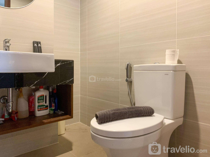 Bathroom 3, Modern Design Studio at West Vista By Travelio, West Jakarta