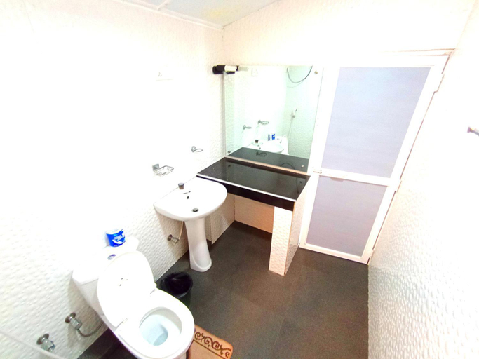 Bathroom 4, Giragala Village, Weligama