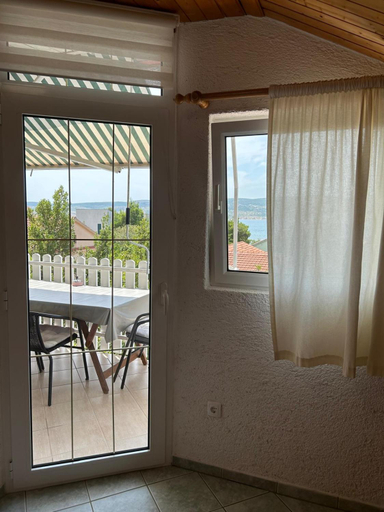 Others 4, Manda & Marko Juric, Starigrad