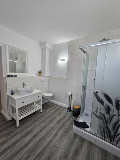 Bathroom 5, Airbnb, Doppelzimmer, direkt an der A2 & A14, 24 Stunden Check-In, Parkplatz, ruhig, Börde