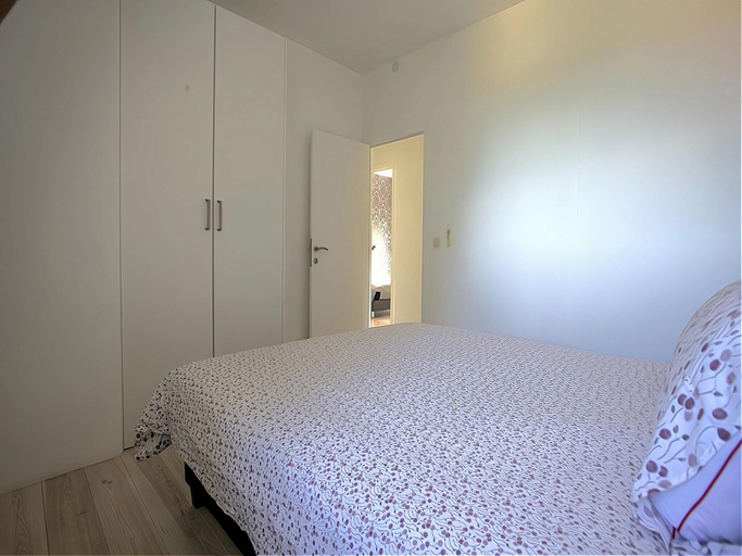 Bedroom 2, Spacious Holiday Home with Private Garden, Lot