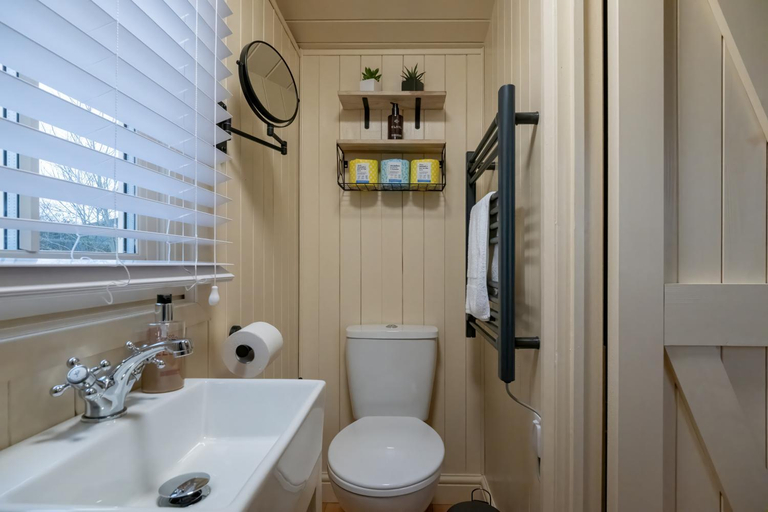 2, ShepherdsHut-HotTub-Cotswolds-PetFriendly, Northamptonshire
