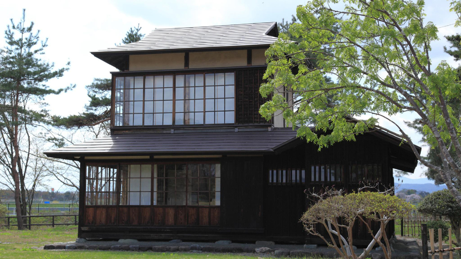 Exterior & Views