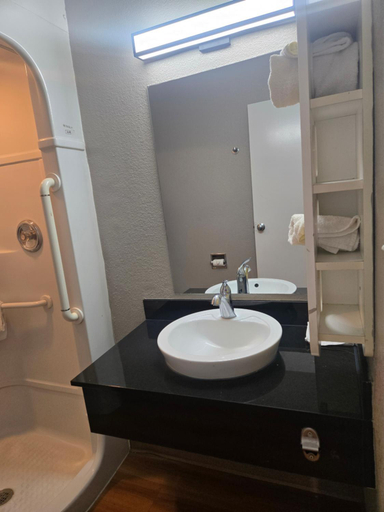 Bathroom 2, Super 8 by Wyndham Tracy, San Joaquin