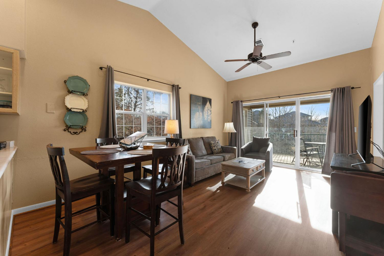 Others 3, Cozy Top Floor 2BR Condo with View and Amenities!!, Taney