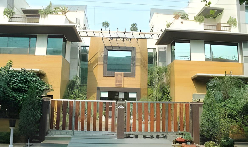 Exterior & Views