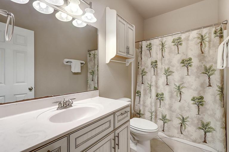 Bathroom 4, Orange Seahorse House KD682, Nueces