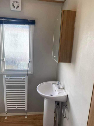 Bathroom 2, 3 Bedroom Chalet in Hunstanton pets go free, Cambridgeshire