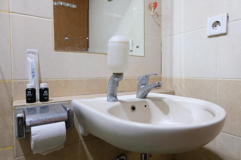 Bathroom 2, Spacious 2BR Apt at Grand Setiabudi By Travelio, Bandung