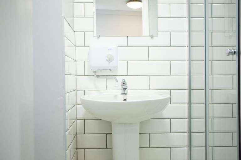 Bathroom 3, The Cygnets - Double Room, Short Walk to Town, Warwickshire