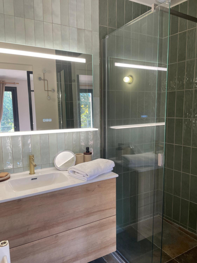 Shower 2, Chai et cuve a vin de 1907 en villa, Pyrénées-Orientales