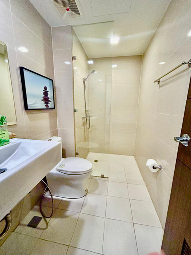 Bathroom 3, BGC, Luxe McKinley Condo at Venice Residences, Free Parking and WiFi, Taguig